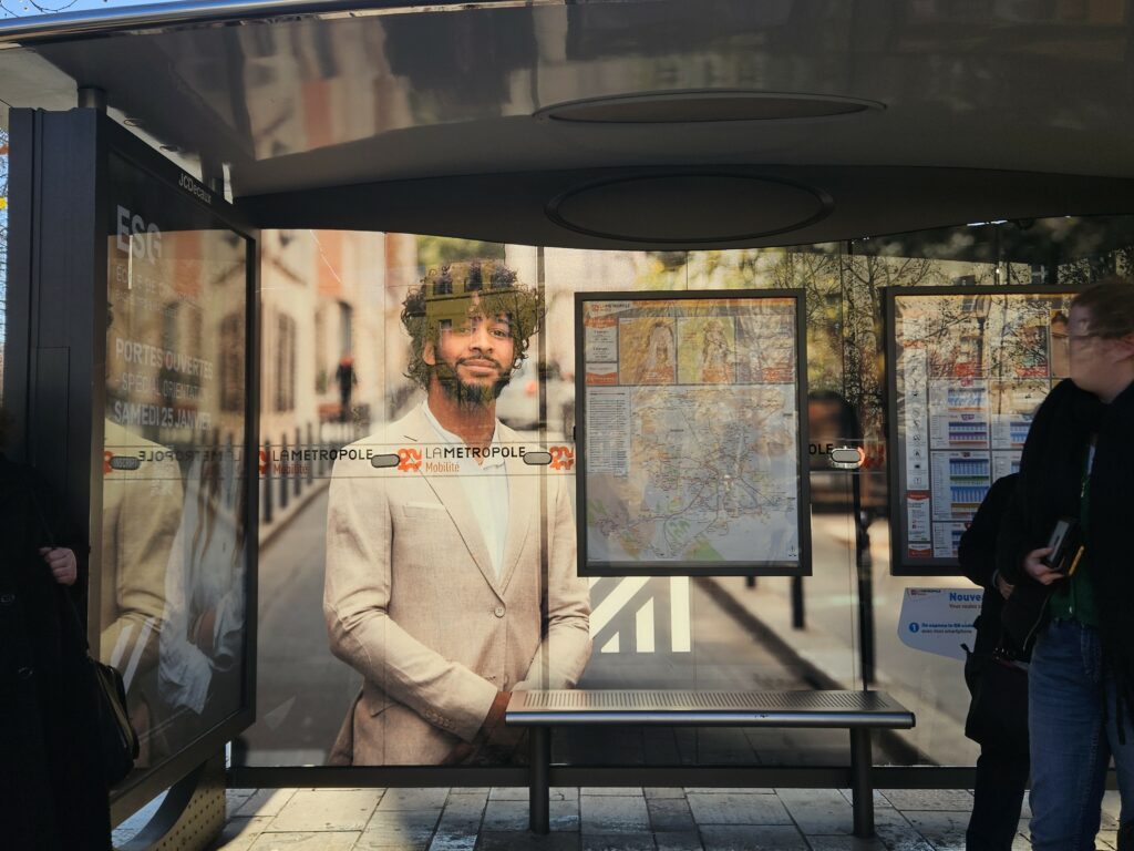 covering-abribus-aix-esg_cote-brief covering abribus intérieur aix en provence publicité
