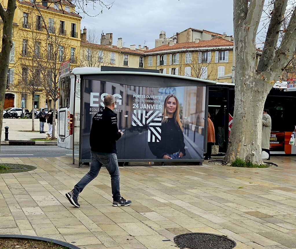 abribus-publicitaire-esg-aix-2026-cote-brief